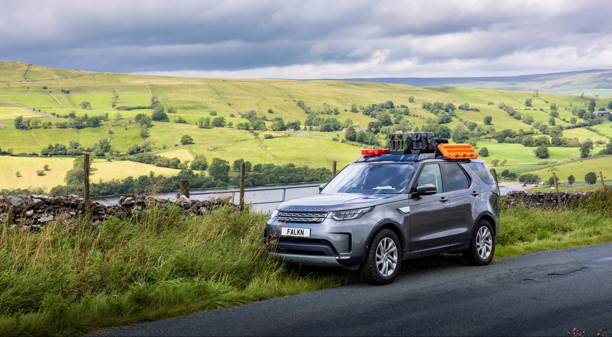 Land Rover Discovery fitted with a Falkn Rack3 roof rack